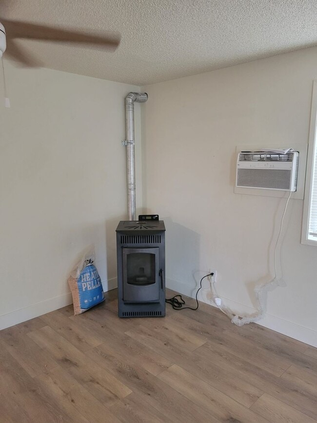 Building Photo - 3 bed/2 bath
