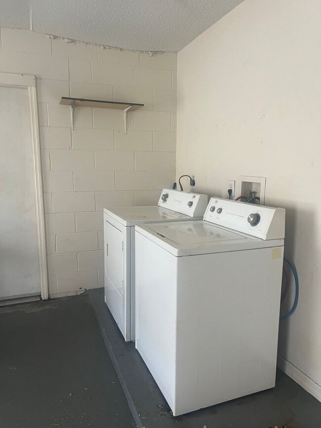 Building Photo - Wonderful 2 bedroom home with Addition Den or Office, Great Location