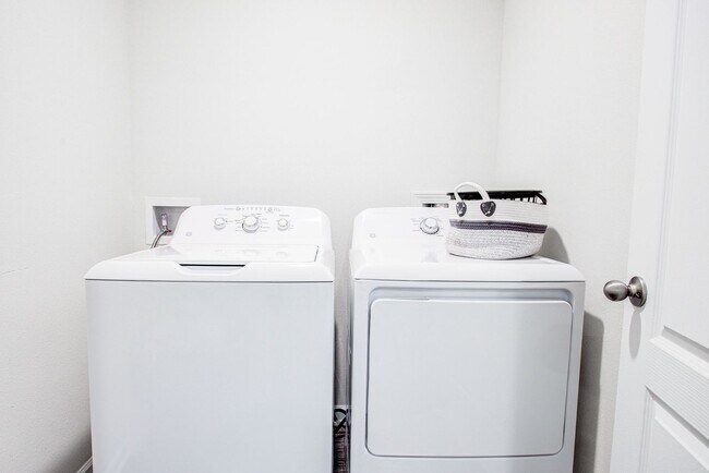 Building Photo - MOVE-IN READY 3/2 IN ENTRADA!