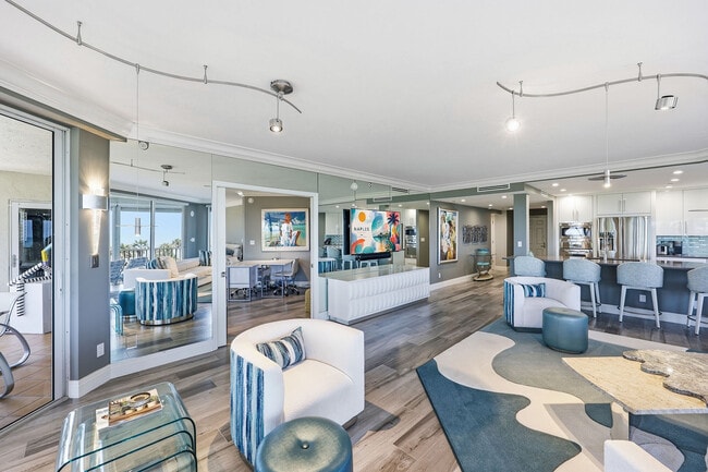 Building Photo - 8111 Bay Colony Dr