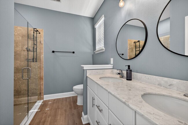 Building Photo - Resort-Style Living!