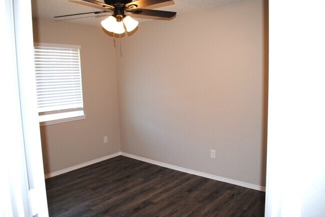 Building Photo - 305 N Elm St