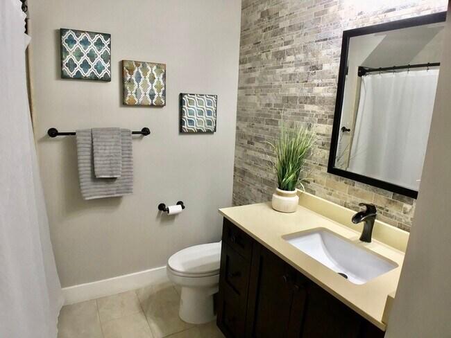 Building Photo - Charming 3/2 home in South Tampa