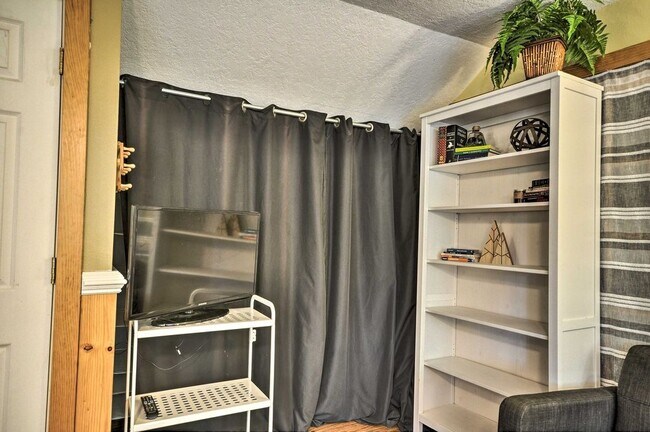 Building Photo - 11352 NE Fargo St