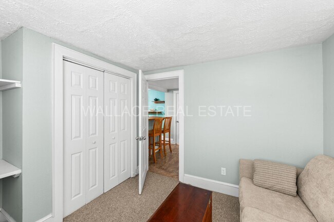 Building Photo - 1930'S AMAZING CRAFTSMAN HOME...3 BEDROOM/...
