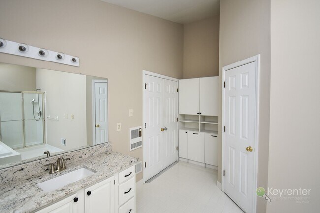 Building Photo - 5474 Grandview Ln