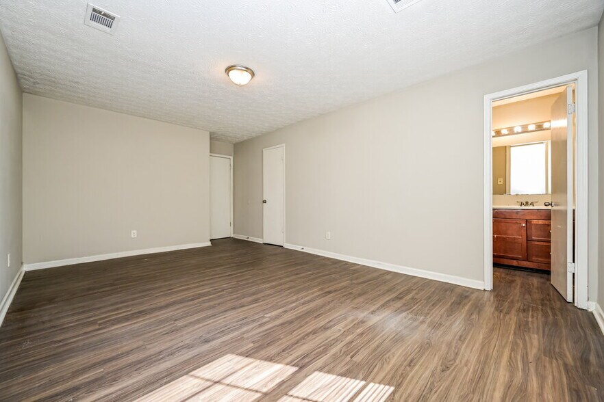 Building Photo - 3835 Charlotte Dr