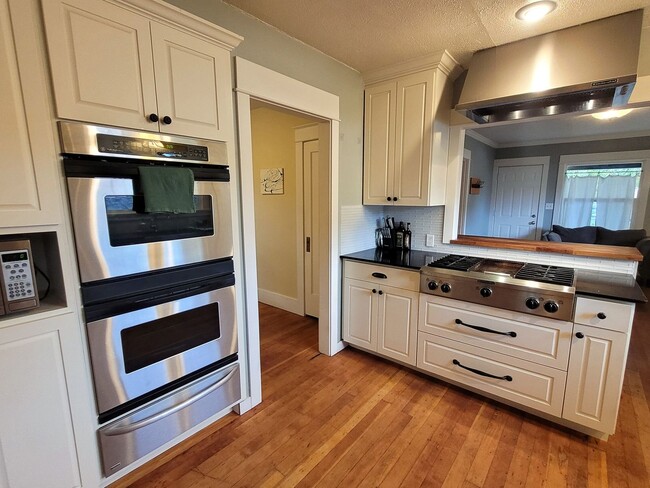 Building Photo - Charming Bungalow In the Heart of Downtown, Furnished 2 Bedroom/1 Bath.