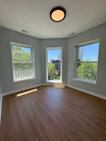 Building Photo - 4901 N Kenmore Ave