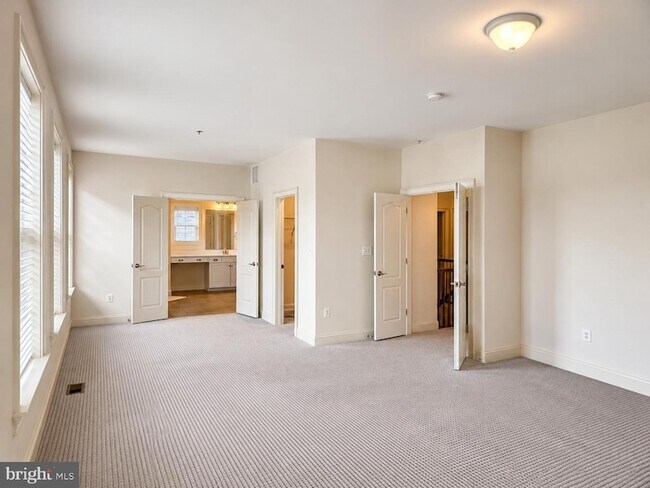 Building Photo - 3332 Burton Dr