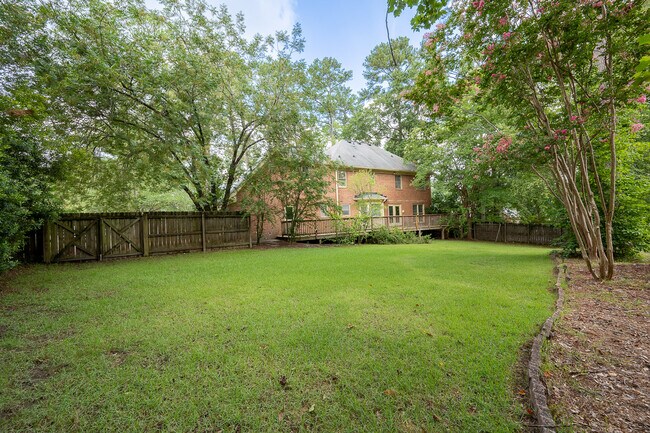 Building Photo - 4135 Knollcrest Cir N