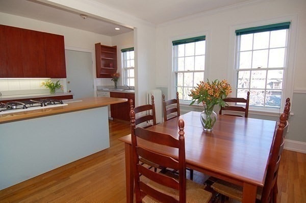 Primary Photo - 40 Linnaean St