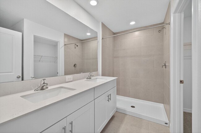 Building Photo - New 3 Bed Townhouse!