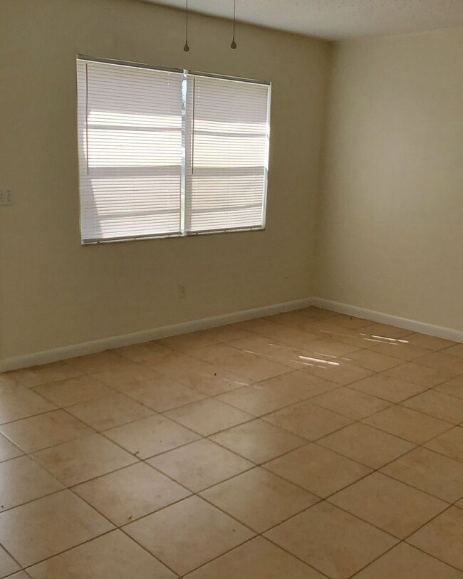 Building Photo - Three Bedroom with Bonus Room
