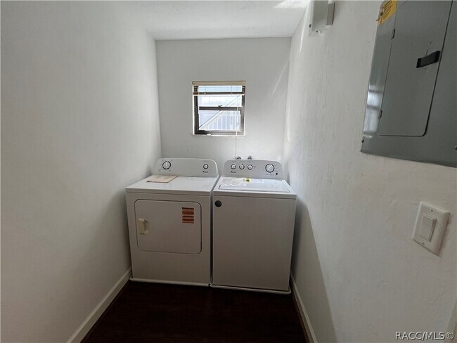 Building Photo - 760 E Gilchrist Ct