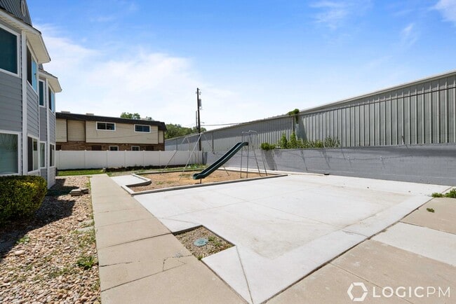 Building Photo - Stunning Row-End Townhome In Great Location!