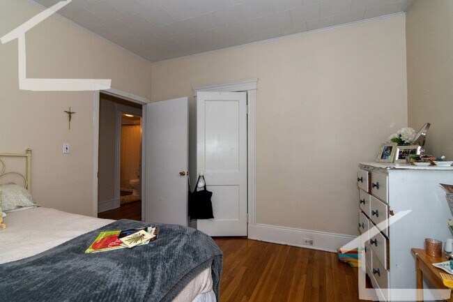 Building Photo - No Brokers Fee,3 Bedrooms unit on Coolidge Corner, Laundry on a Site, Heat, Hot Water Included