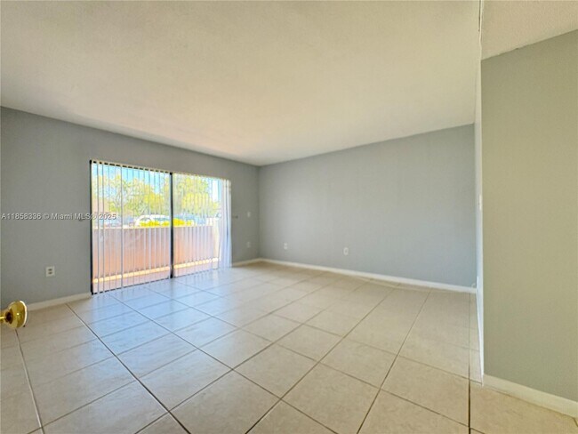 Building Photo - 10431 N Kendall Dr