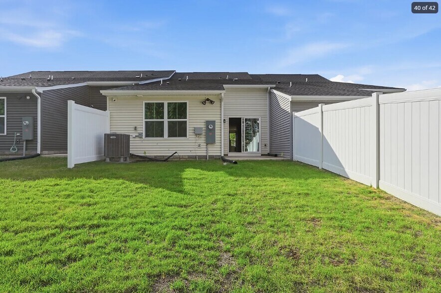 Building Photo - 2264 Palm Ct