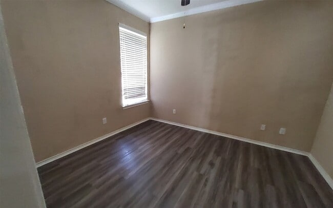 Building Photo - 25047 Lenora Dr