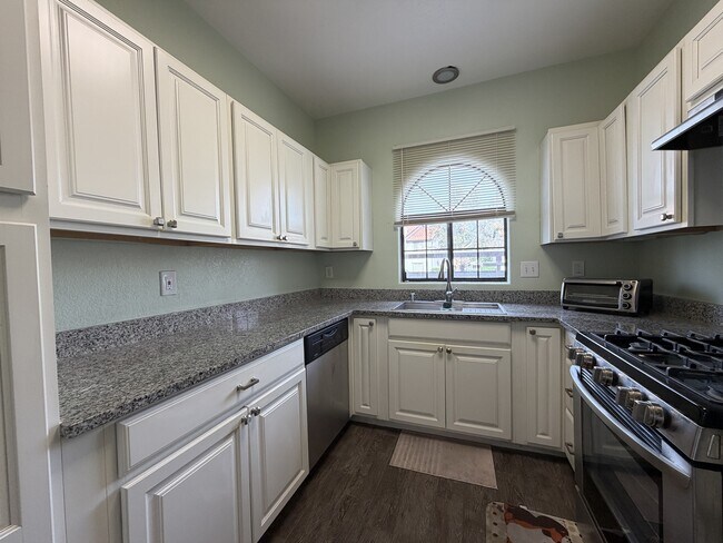 Building Photo - 1415 Santa Margarita St