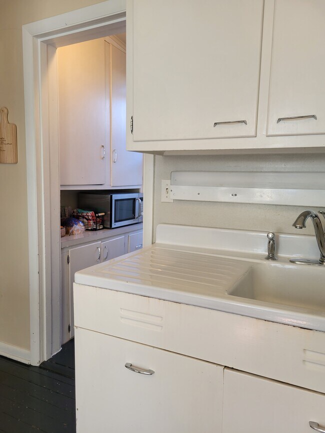 Building Photo - 420 St John St