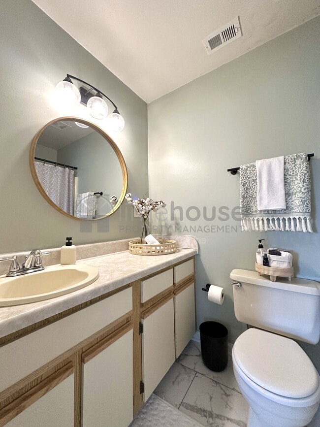 Building Photo - 828 23rd St