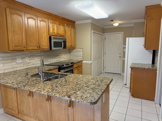 Building Photo - AVAILABLE TO SHOW!!!