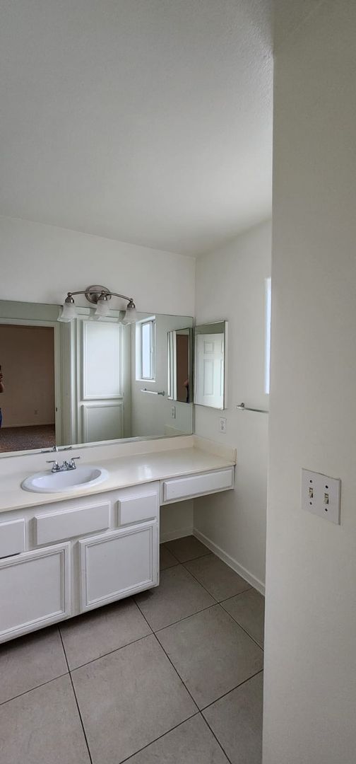 Building Photo - Beautiful 3-Bed, 2.5-Bath Home in Las Vegas