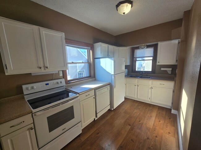 Building Photo - 802-811 11th Ave N