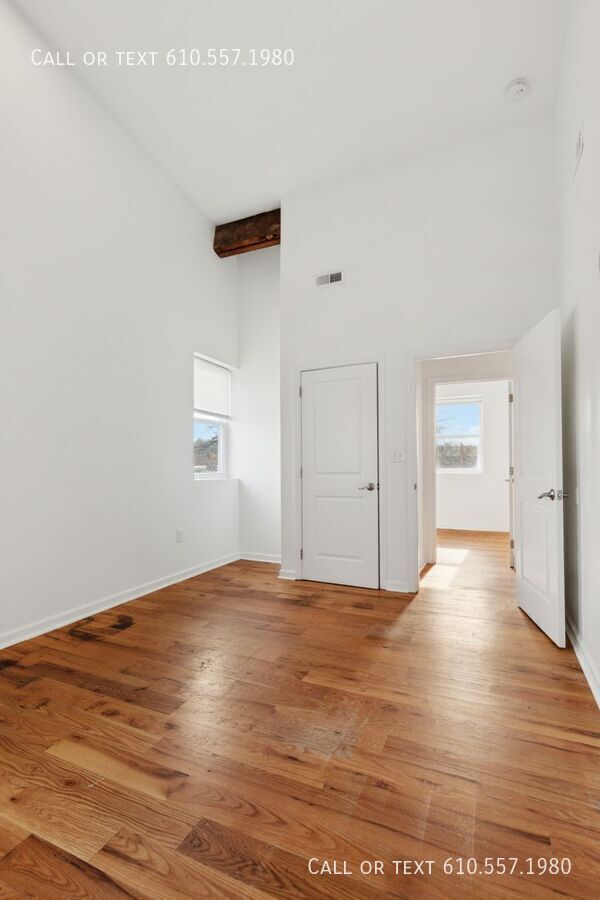 Building Photo - Newly Renovated 2 Bedroom Available for Re...