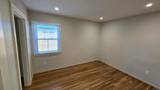 BR 2 - 740 Locust St