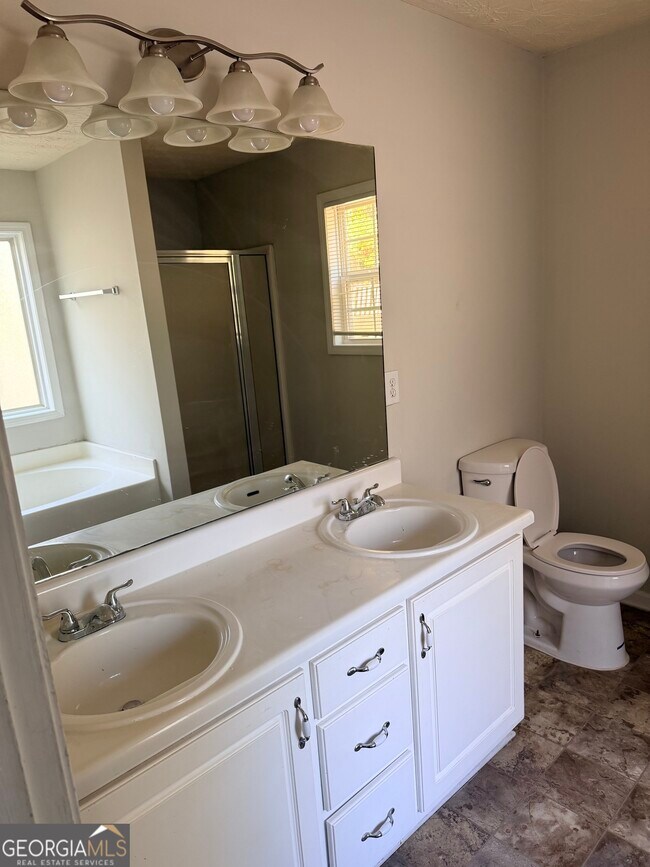 Building Photo - 128 Shadowbrooke Cir SW