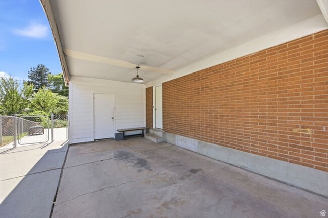 Building Photo - 284 S 250 W