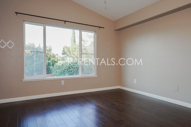 Building Photo - Bright Craftsman-Style 4 Bedroom Home in Q...