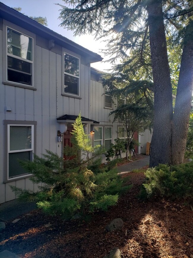 Building Photo - Cute 2 bedroom 1.5 bath Condo in Ashland!!