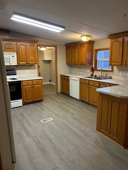 Kitchen - 503 Vanzant Rd