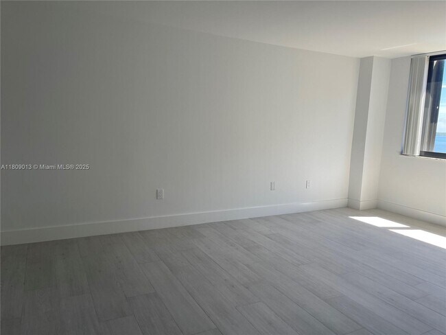 Building Photo - 540 Brickell Key Dr