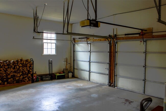 Building Photo - 935 Garth Rd