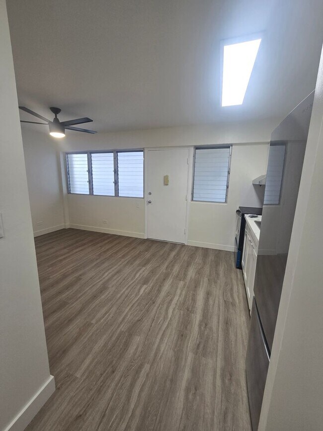 Building Photo - Conveniently located and secured 1-bedroom...