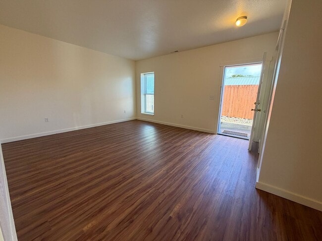Building Photo - 3 Bedroom 2 bath single family house