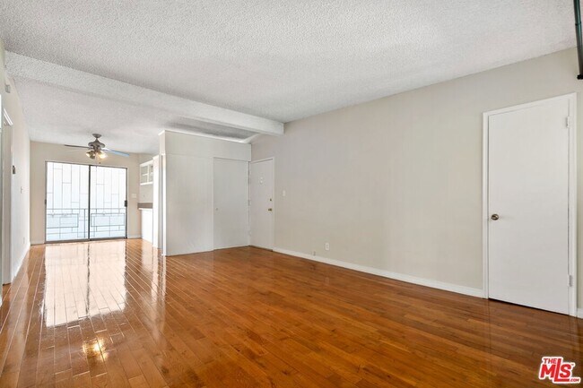 Building Photo - 941 N San Vicente Blvd