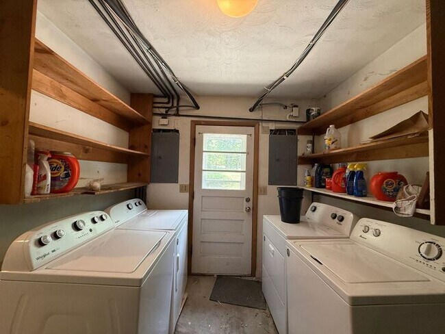 Building Photo - $1,750 | 3 Bedroom, 1 Bathroom | FULLY REMODELED | No Pets | Available for August 1st, 2026 Move in!