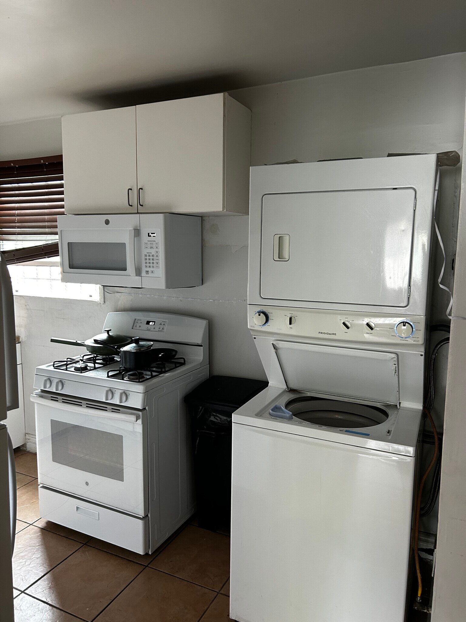 Building Photo - 1442 W 27th St
