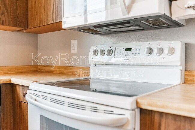 Building Photo - 1498 S Bahama St