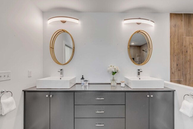Building Photo - Fully Furnished Downtown Rental