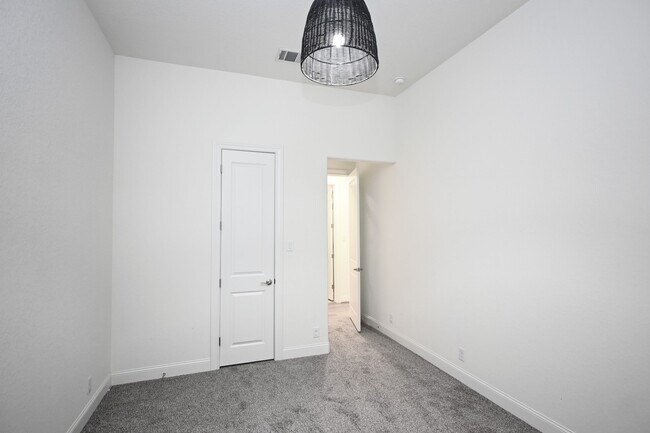 Building Photo - 1438 Oaklawn Dr