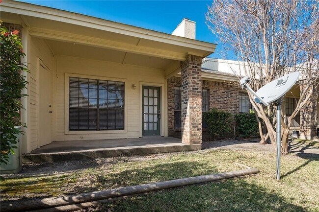 Building Photo - 2000 Huntington Dr
