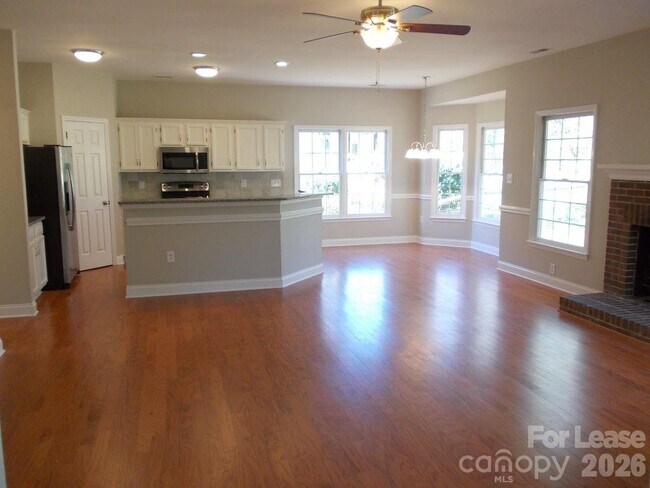 Building Photo - 6223 Hickory Cove Ln