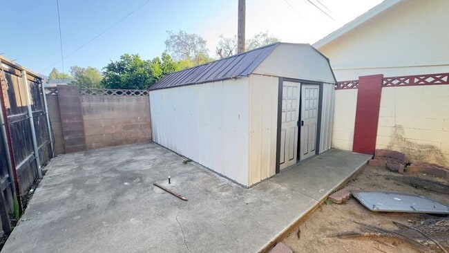 Building Photo - 403 S Lupin Ln